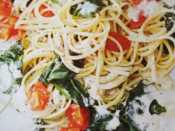Pasta mit Blattspinat und Tomaten
