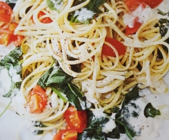 Pasta mit Blattspinat und Tomaten