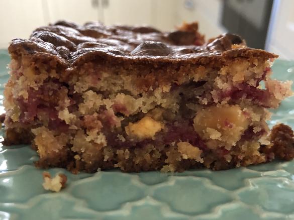 Blondies mit Macadamia und Himbeeren