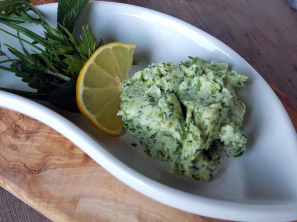 8-Kräuter-Knoblauch-Butter