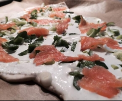 Flammkuchen mit Lauch und Lachs