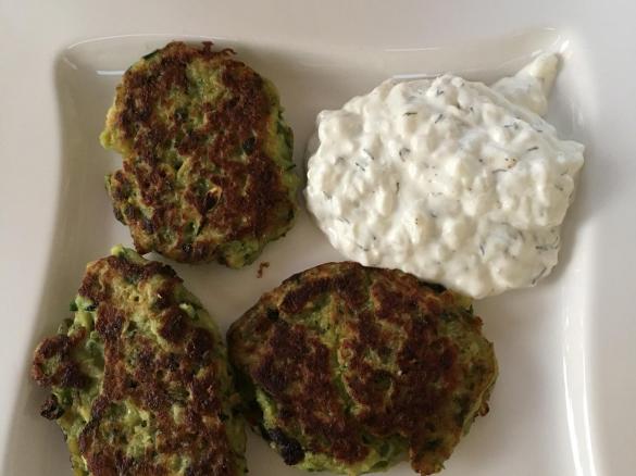 Kolokithokeftedes / griechische Zucchinipuffer