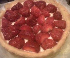 italienische Crostata mit Zitronencreme und Erdbeeren