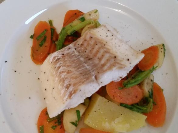 Gedämpfter Kabeljau mit Kartoffeln und glacierten Mairübchen und Karotten