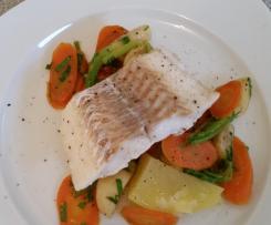 Gedämpfter Kabeljau mit Kartoffeln und glacierten Mairübchen und Karotten