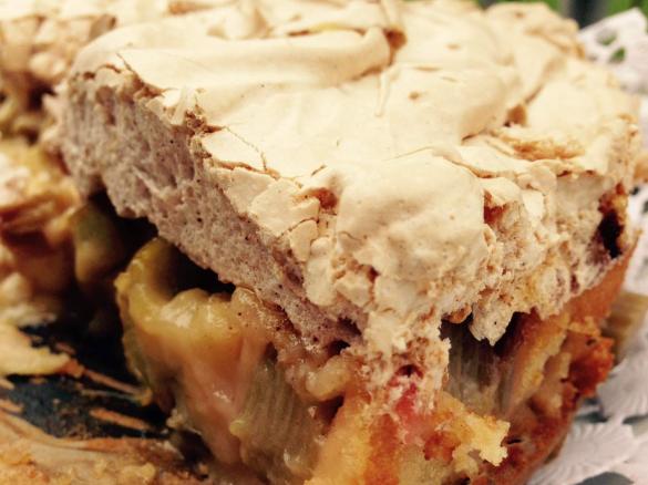Oma Annemies Rhabarber-Wölkchen - Rhabarberkuchen mit Baiser