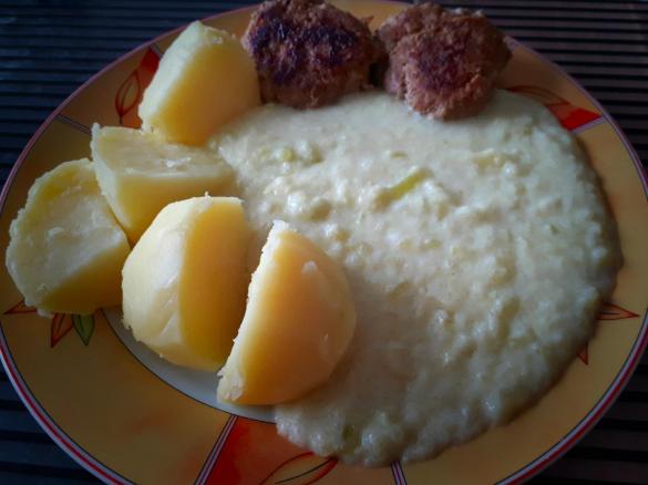 Zucchinigemüse mit großen Zucchini