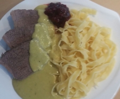 Rindfleisch mit Meerrettichsauce, Bandnudeln und Preiselbeeren