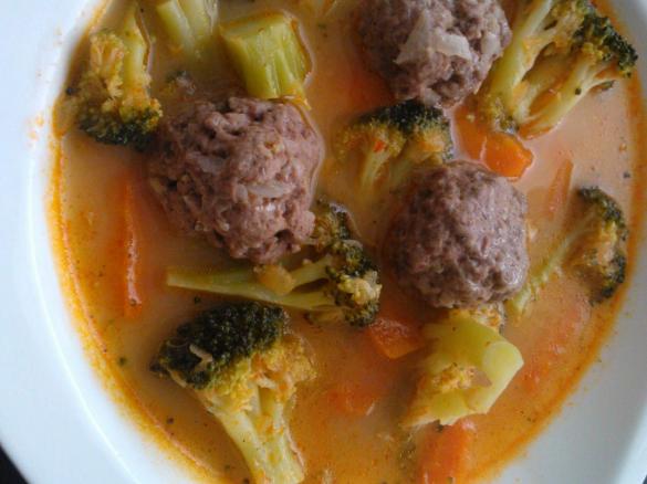 Thaicurrysuppe mit Hackbällchen