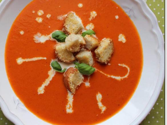 Frische Tomatensuppe mit Croutons 