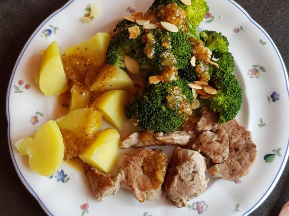Gebratenes Schweinefilet mit Mandel-Brokkoli, Kartoffeln und Aprikosensoße