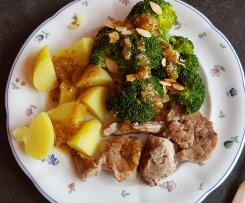 Gebratenes Schweinefilet mit Mandel-Brokkoli, Kartoffeln und Aprikosensoße