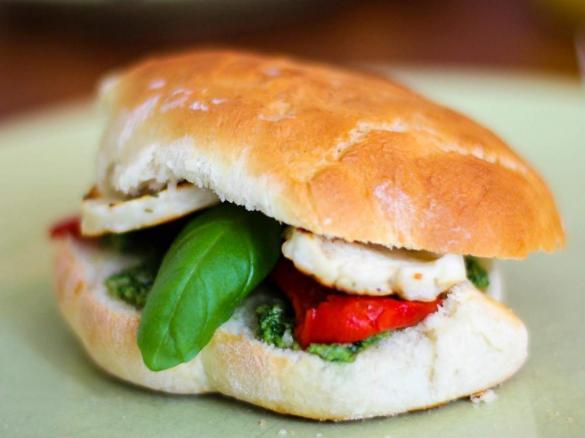 Veggie-Burger mit Pesto und Käse