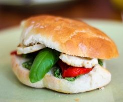 Veggie-Burger mit Pesto und Käse