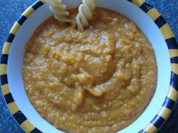 Variation von Möhren-Kartoffel-Brei mit Kalbfleisch und Nudeln