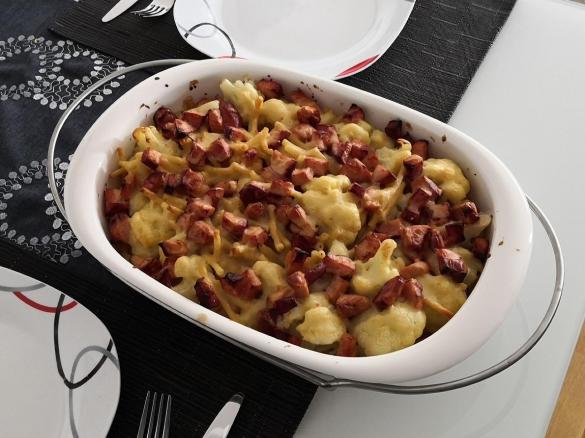 Blumenkohl-Nudelauflauf mit Kassler und Käsesoße