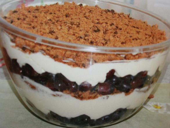 Schichtdessert mit Trauben