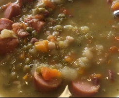 Erbsensuppe (mit Würstchen)