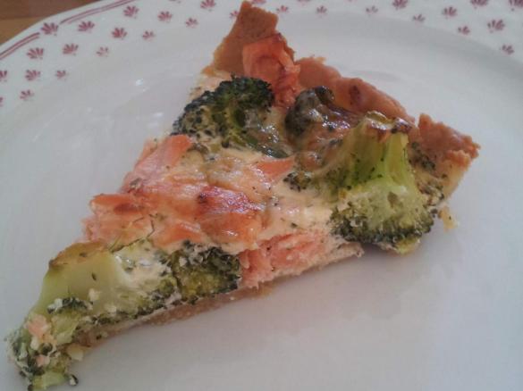 Brokkoli Lachs Quiche mit Kräuter-Lachs Guss