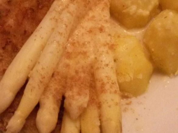 Spargel mit Kartoffeln und heller Soße