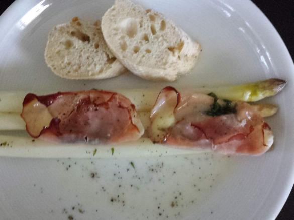 Spargelauflauf mit Mozzarella und gekochtem Schinken