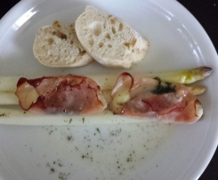 Spargelauflauf mit Mozzarella und gekochtem Schinken