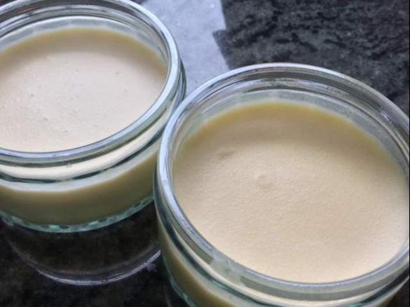 weiße Mousse au Chocolat mit Alkohol