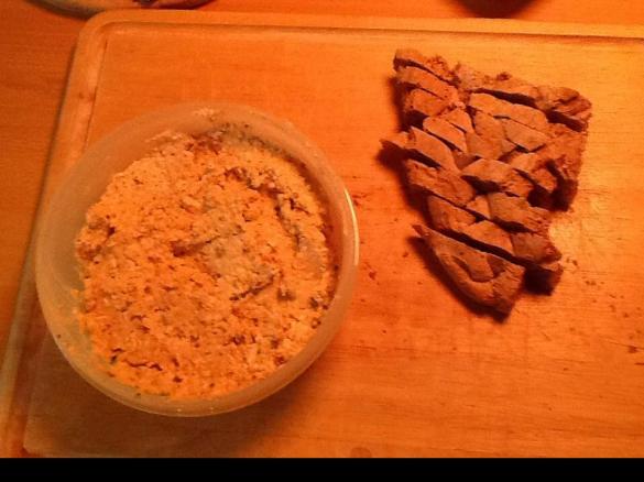 Fetacreme mit getrockneten Tomaten