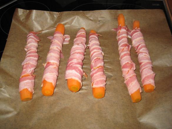 Schinken-Möhren mit Parmesan-Chips und Kartoffelpürree - schmeckt Kindern gut