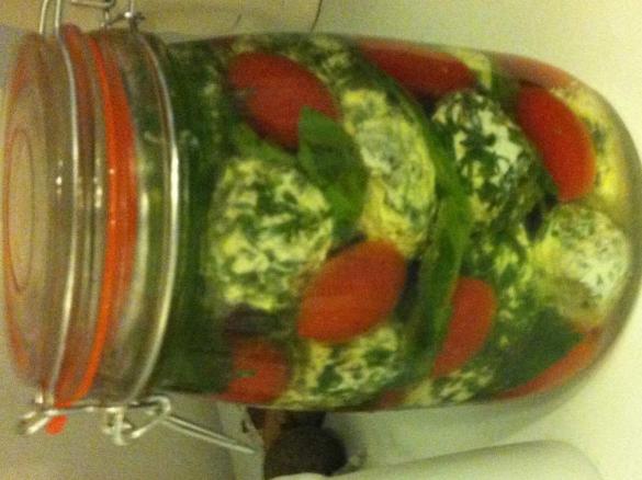 Eingelegte Käsekugeln