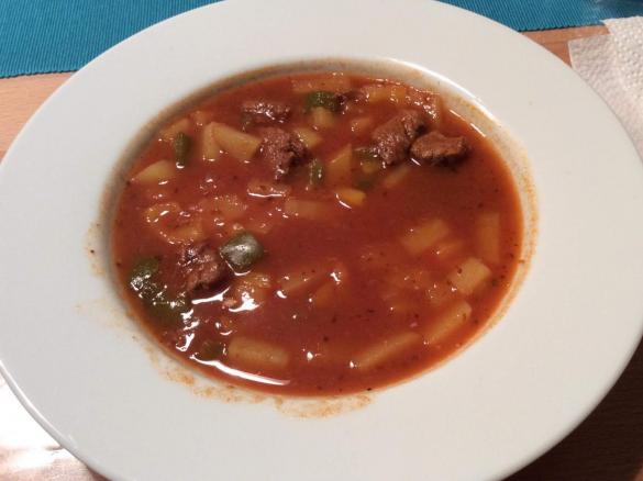 Gulaschsuppe mit Paprika und Kartoffeln