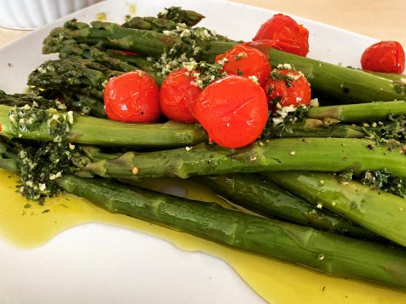 Grüner Spargel mit Gremolata und Salbei-Polenta