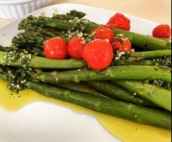 Grüner Spargel mit Gremolata und Salbei-Polenta