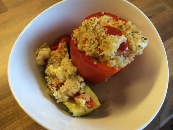 Mit Couscous gefüllte Paprika und Zucchini