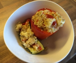 Mit Couscous gefüllte Paprika und Zucchini