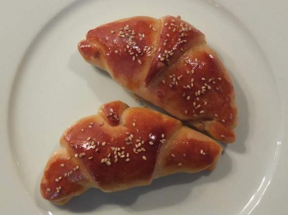 Türkische Hörnchen mit Schafskäsefüllung