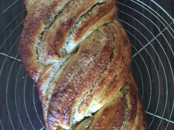 Marzipan-Nuss-Striezel (Zopf)