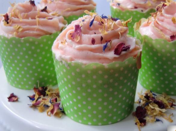 Vanille-Rosenblüten Cupcakes