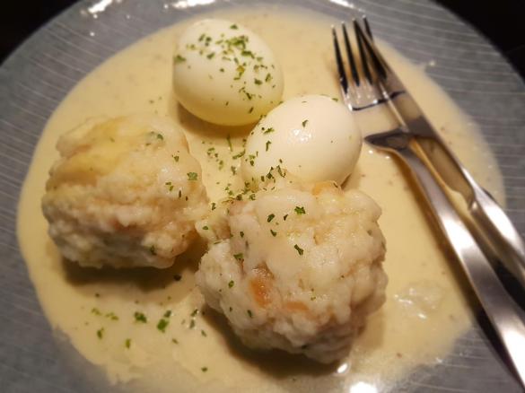 Semmelknödel und Eier in Senfsauce (leicht süß)