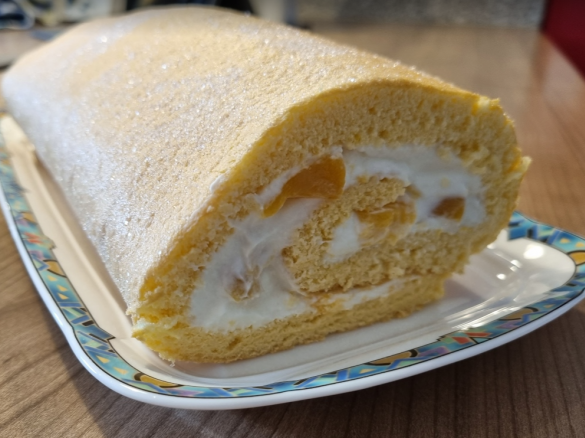 Variation Biskuit-Rolle mit Sahne-Pfirsich-Füllung