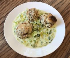 Laugenknödel auf Porreegemüse