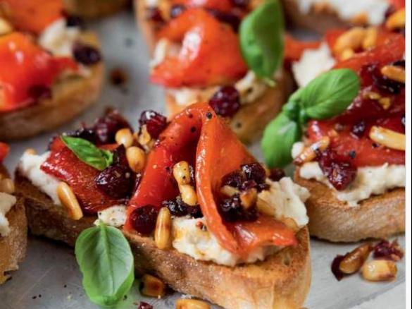 Crostini mit Bohnenpaste und geschmorter Paprika