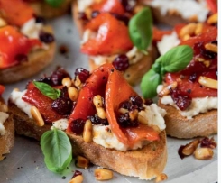 Crostini mit Bohnenpaste und geschmorter Paprika