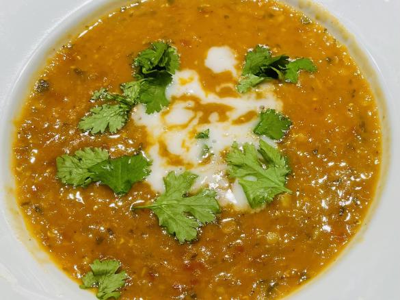 Linsen-Tomatensuppe mit Kokosmilch und Curry