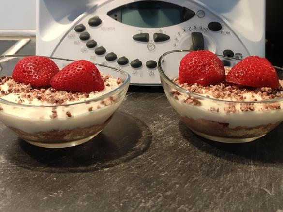 Philadelphia-Torte mit Yogurette und Erdbeeren