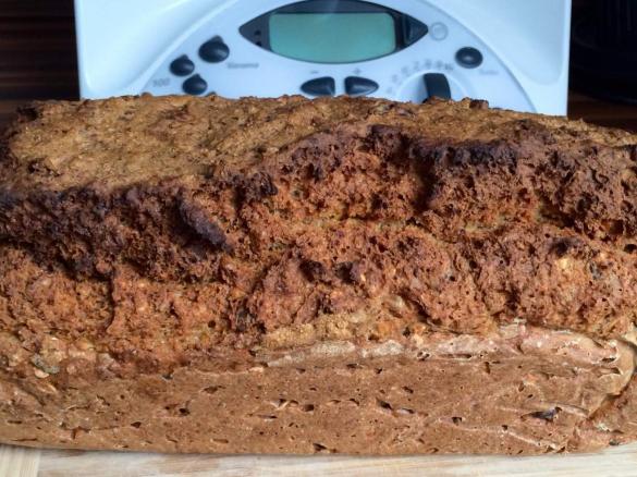 Dinkel-Vollkornbrot mit Chia-Samen / vegan