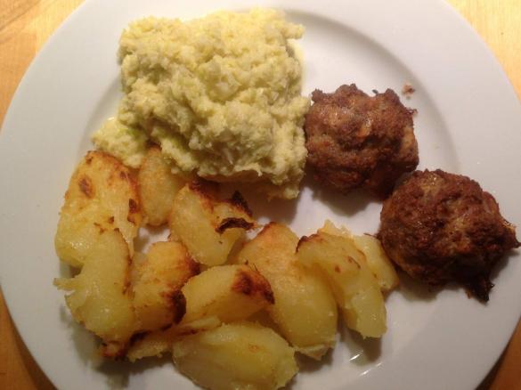 Rahmwirsing mit Ofenfrikadellen und Ofenkartoffeln