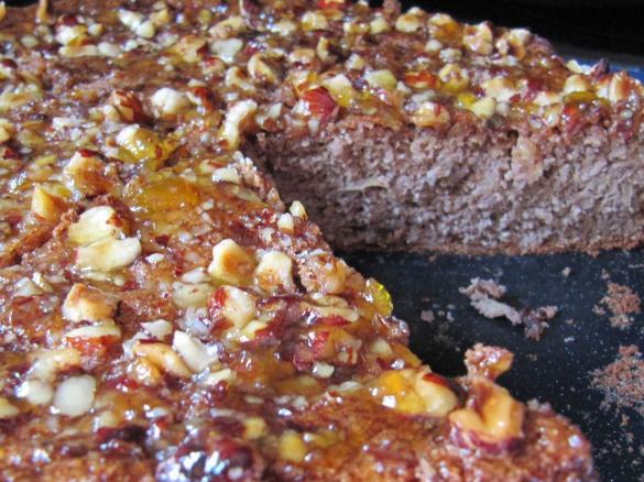 Schokoladenkuchen mit Äpfeln und Haselnüssen