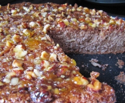 Schokoladenkuchen mit Äpfeln und Haselnüssen