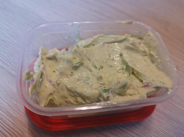 Schnittlauchblütenbutter